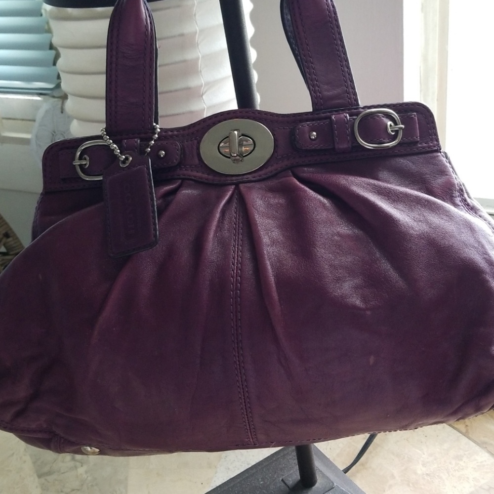 Beautiful genuine leather genuine Coach handbag